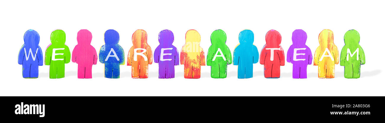 Farbenfrohe Holzfiguren, text Wir sind ein Team, Konzept Teamarbeit und Partnerschaft, isolierte Banner Stockfoto