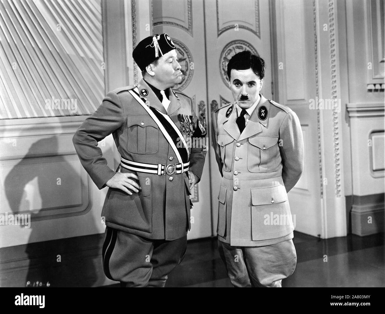 JACK Napaloni OAKIA als Diktator von Bakterien und Charlie Chaplin als Adenoiden Hynkel Diktator von Tomania in Der große Diktator 1940 Regisseur/Autor Charles Chaplin Foto von William Wallace eine Produktionsfirma/Charles Chaplin Produktionen/United Artists Stockfoto