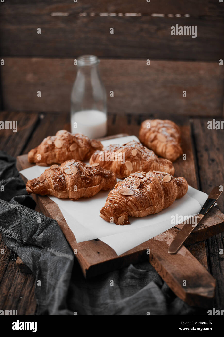 Mandel Croissant mit Pudding Auffüllen auf Holz Hintergrund. Stockfoto