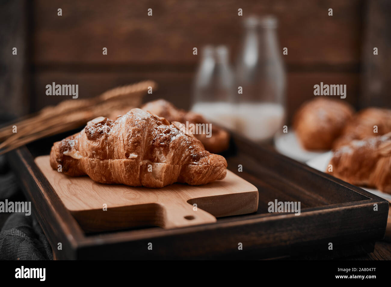 Mandel Croissant mit Pudding Auffüllen auf Holz Hintergrund. Stockfoto
