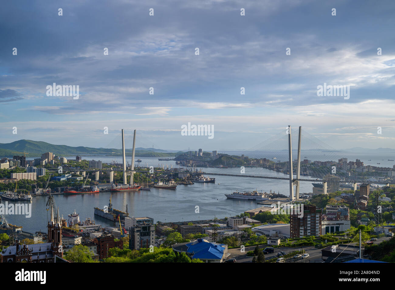 Wladiwostok Stadtbild, mit Blick auf die Brücken. Stockfoto