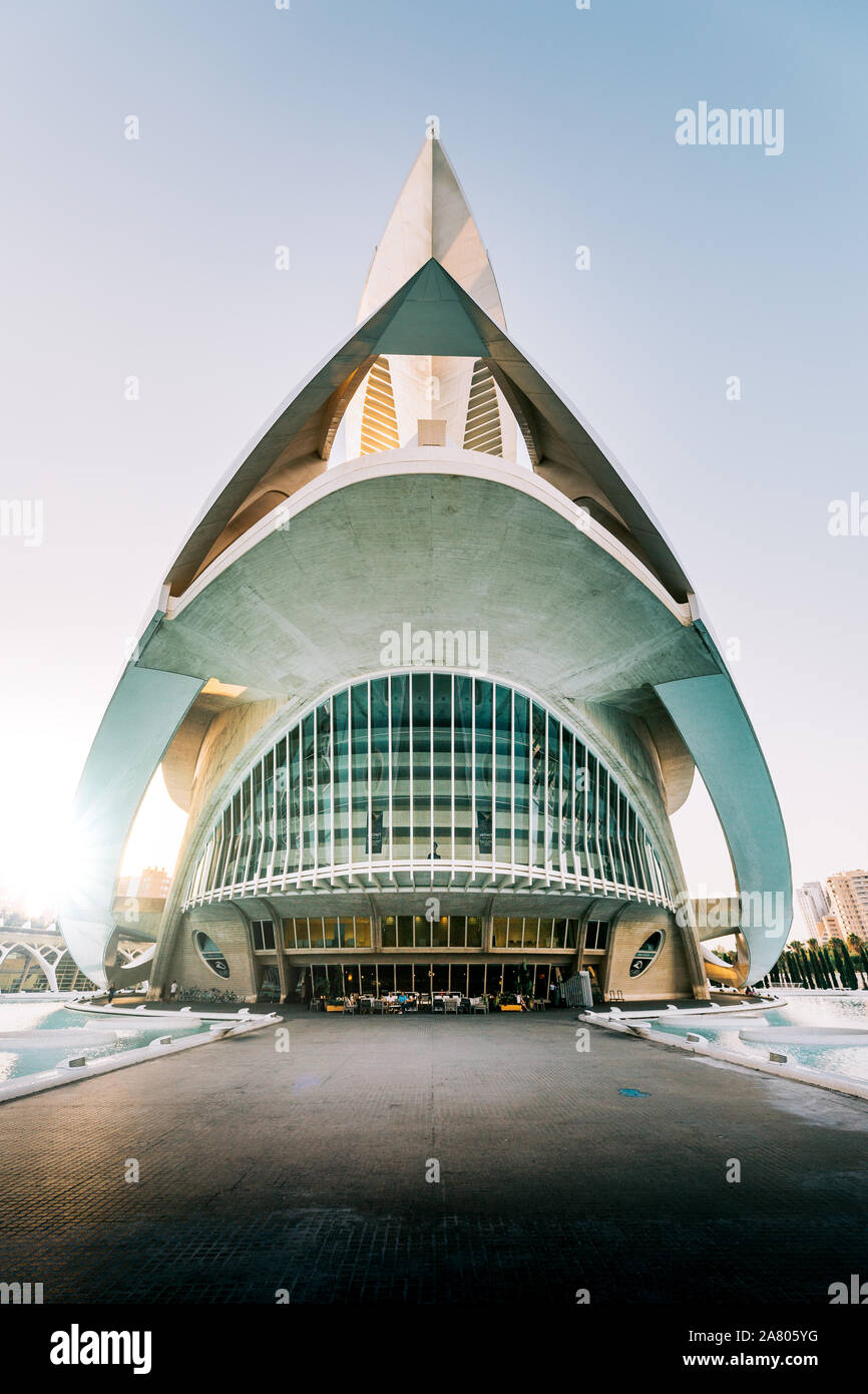 Sonnenuntergang Blick auf die El Palau de les Arts Reina Sofia, Oper, von der Pont de Montolivet Brücke in der Stadt der Künste und der Wissenschaften, Ciutata entfernt Stockfoto