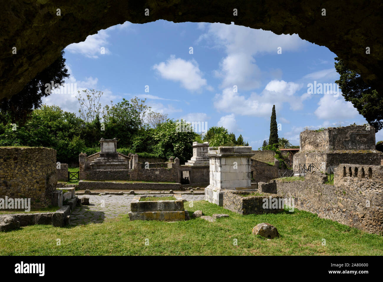 Pompei. Italien. Archäologische Stätte von Pompeji. Die Nekropole von Porta Ercolano (Herculaneum Tor) Futter Via delle Tombe. Stockfoto