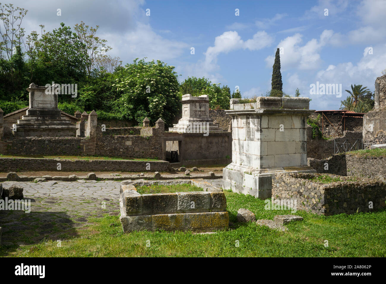 Pompei. Italien. Archäologische Stätte von Pompeji. Die Nekropole von Porta Ercolano (Herculaneum Tor) Futter Via delle Tombe. Stockfoto