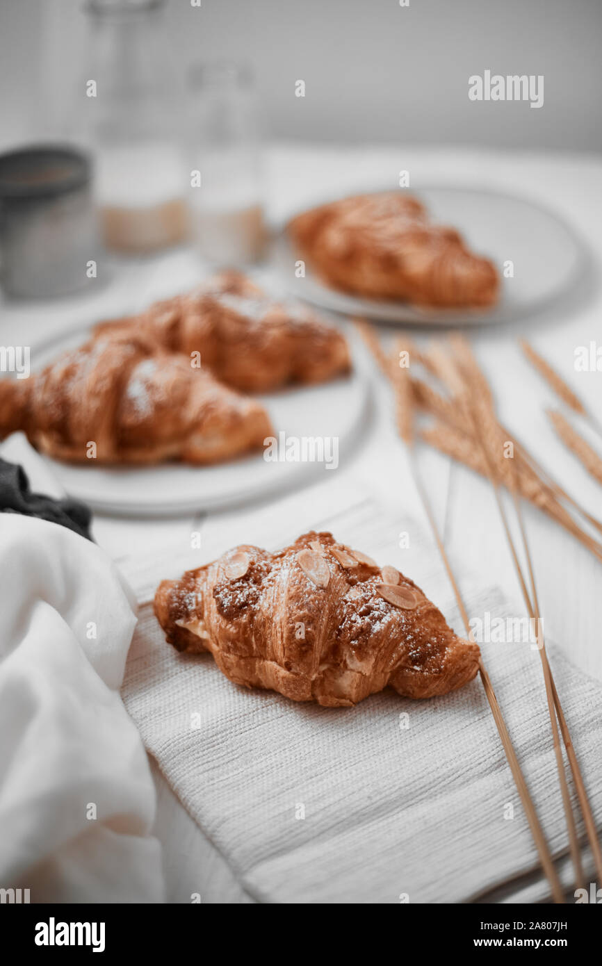 Mandel Croissant mit Pudding Auffüllen auf Holz Hintergrund. Stockfoto