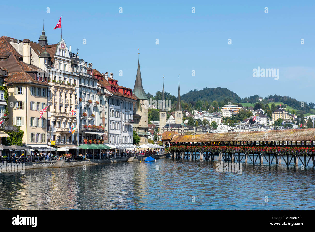 Kapellbrücke (Kapellbrücke) an einem Sommertag in der Stadt Luzern in der Schweiz, in Europa Stockfoto Kapellbrücke (Kapellbrücke) an einem Sommertag in der Stadt Luzern in der Schweiz, in Europa Stockfoto