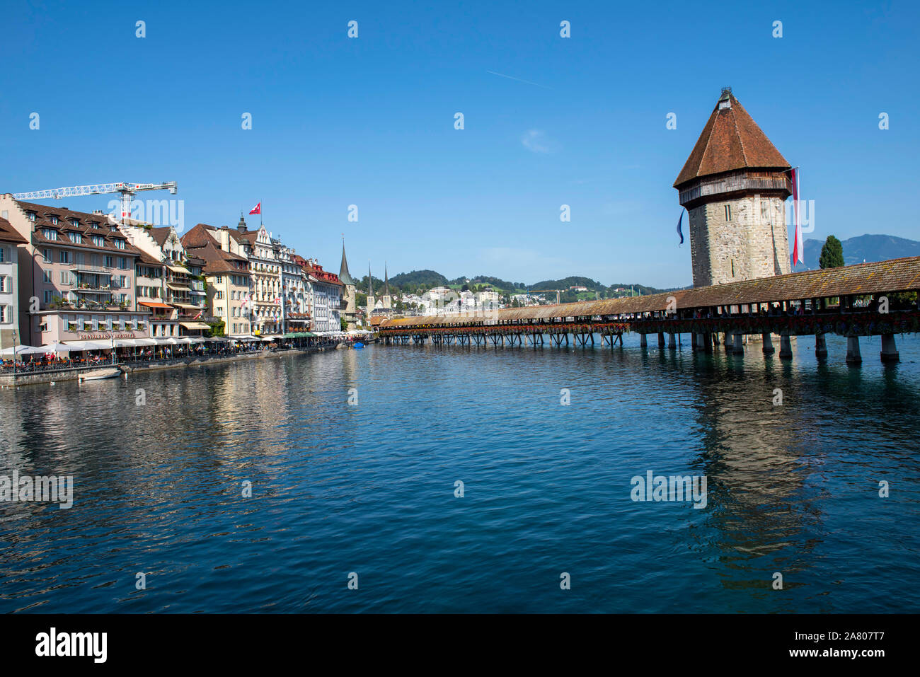 Kapellbrücke (Kapellbrücke) an einem Sommertag in der Stadt Luzern in der Schweiz, in Europa Stockfoto Kapellbrücke (Kapellbrücke) an einem Sommertag in der Stadt Luzern in der Schweiz, in Europa Stockfoto