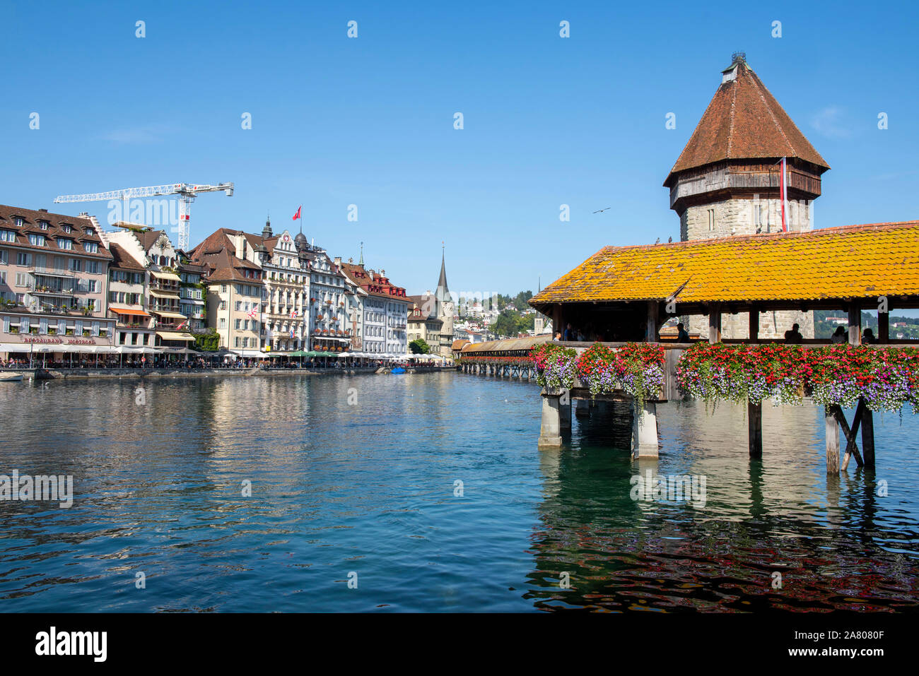 Kapellbrücke (Kapellbrücke) an einem Sommertag in der Stadt Luzern in der Schweiz, in Europa Stockfoto Kapellbrücke (Kapellbrücke) an einem Sommertag in der Stadt Luzern in der Schweiz, in Europa Stockfoto