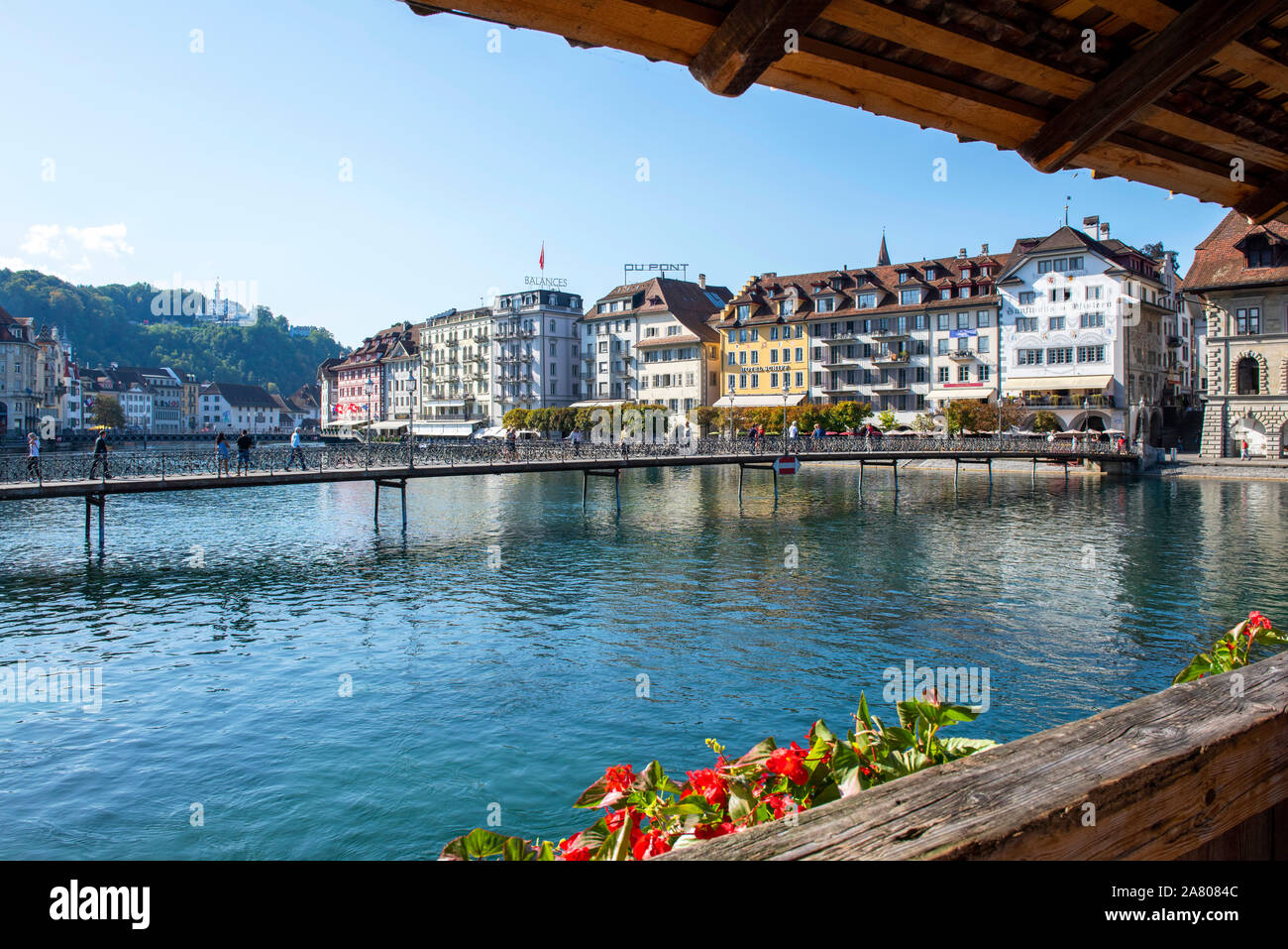 Blick von der Kapellbrücke (Kapellbrücke) an einem Sommertag in der Stadt Luzern in der Schweiz, in Europa Stockfoto Blick von der Kapellbrücke (Kapellbrücke) an einem Sommertag in der Stadt Luzern in der Schweiz, in Europa Stockfoto