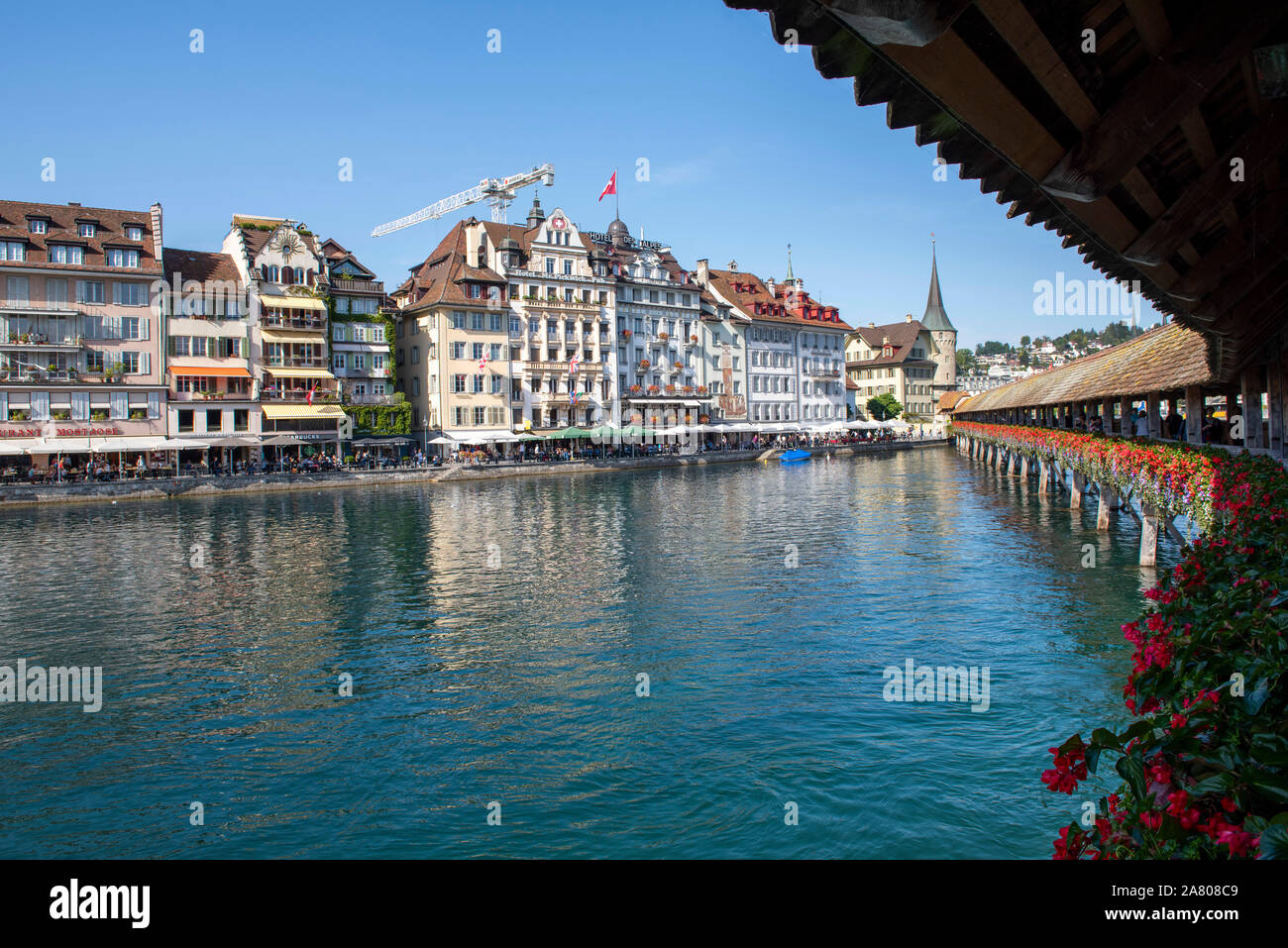 Blick von der Kapellbrücke (Kapellbrücke) an einem Sommertag in der Stadt Luzern in der Schweiz, in Europa Stockfoto Blick von der Kapellbrücke (Kapellbrücke) an einem Sommertag in der Stadt Luzern in der Schweiz, in Europa Stockfoto