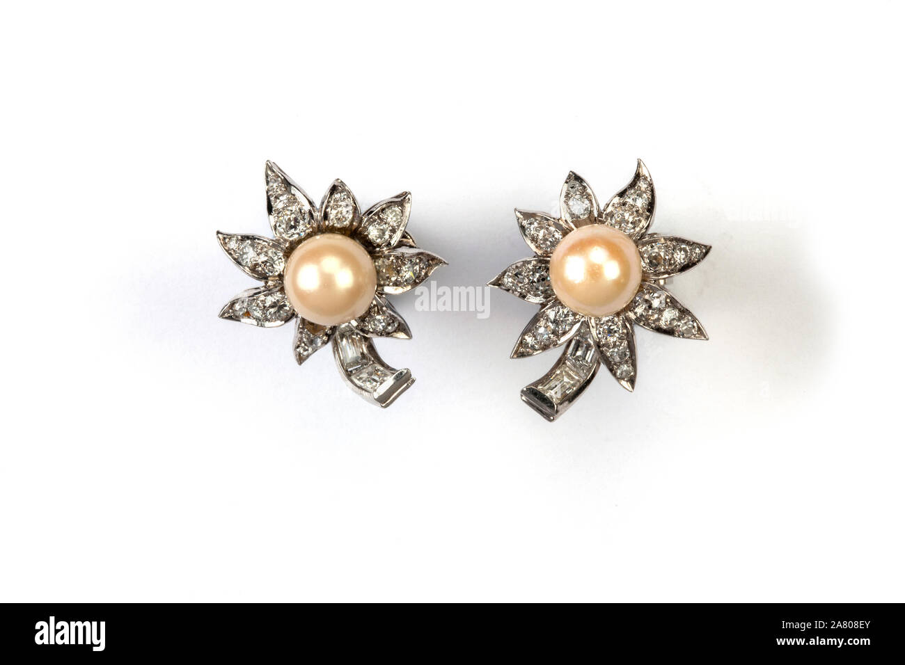 Blume geformte Perle und Diamanten Ohrringe. Stockfoto