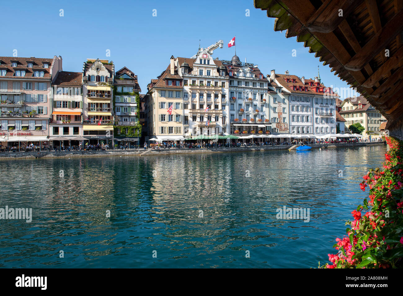 Blick von der Kapellbrücke (Kapellbrücke) an einem Sommertag in der Stadt Luzern in der Schweiz, in Europa Stockfoto Blick von der Kapellbrücke (Kapellbrücke) an einem Sommertag in der Stadt Luzern in der Schweiz, in Europa Stockfoto