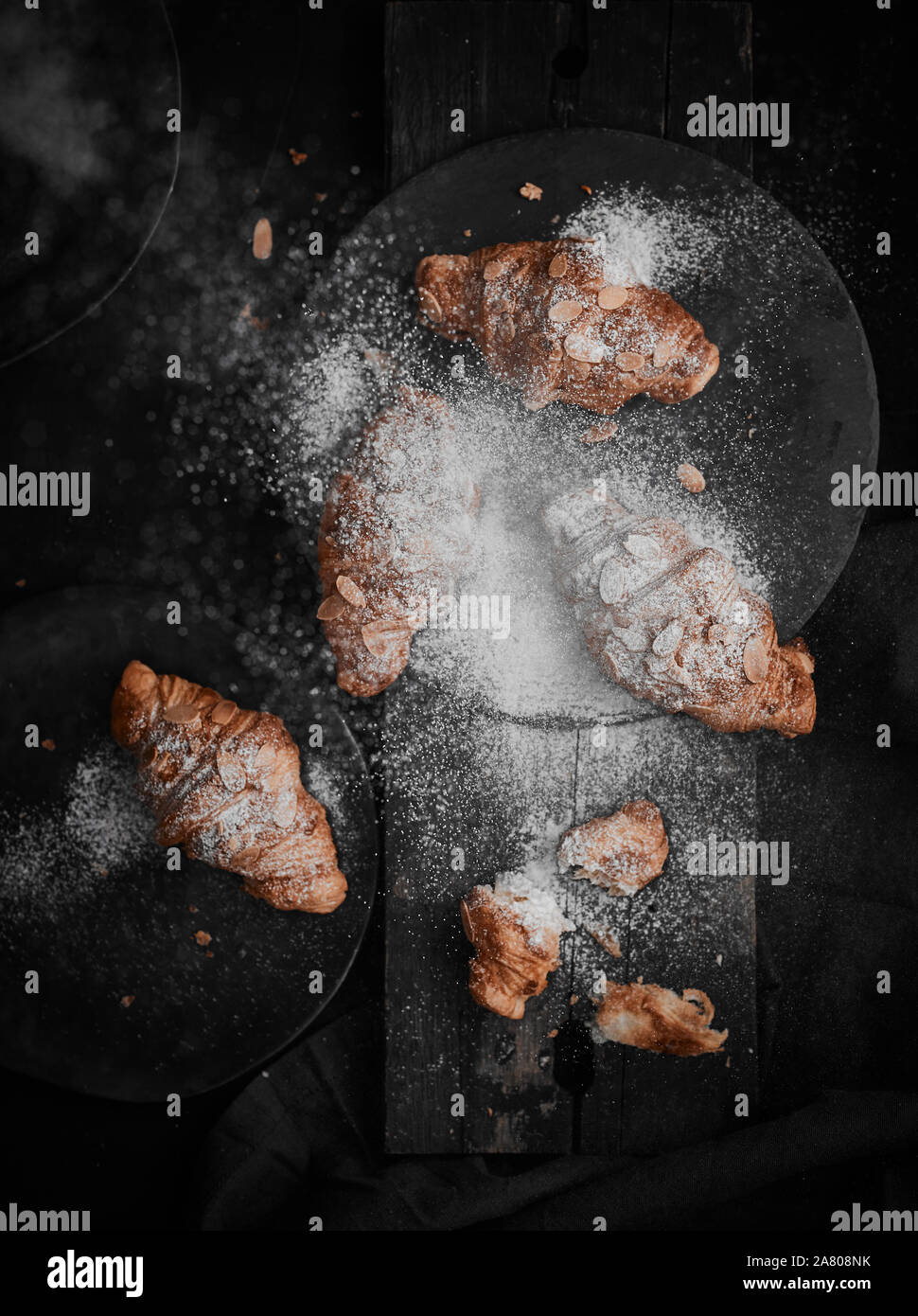 Mandel Croissant mit Pudding Auffüllen auf Holz Hintergrund. Stockfoto