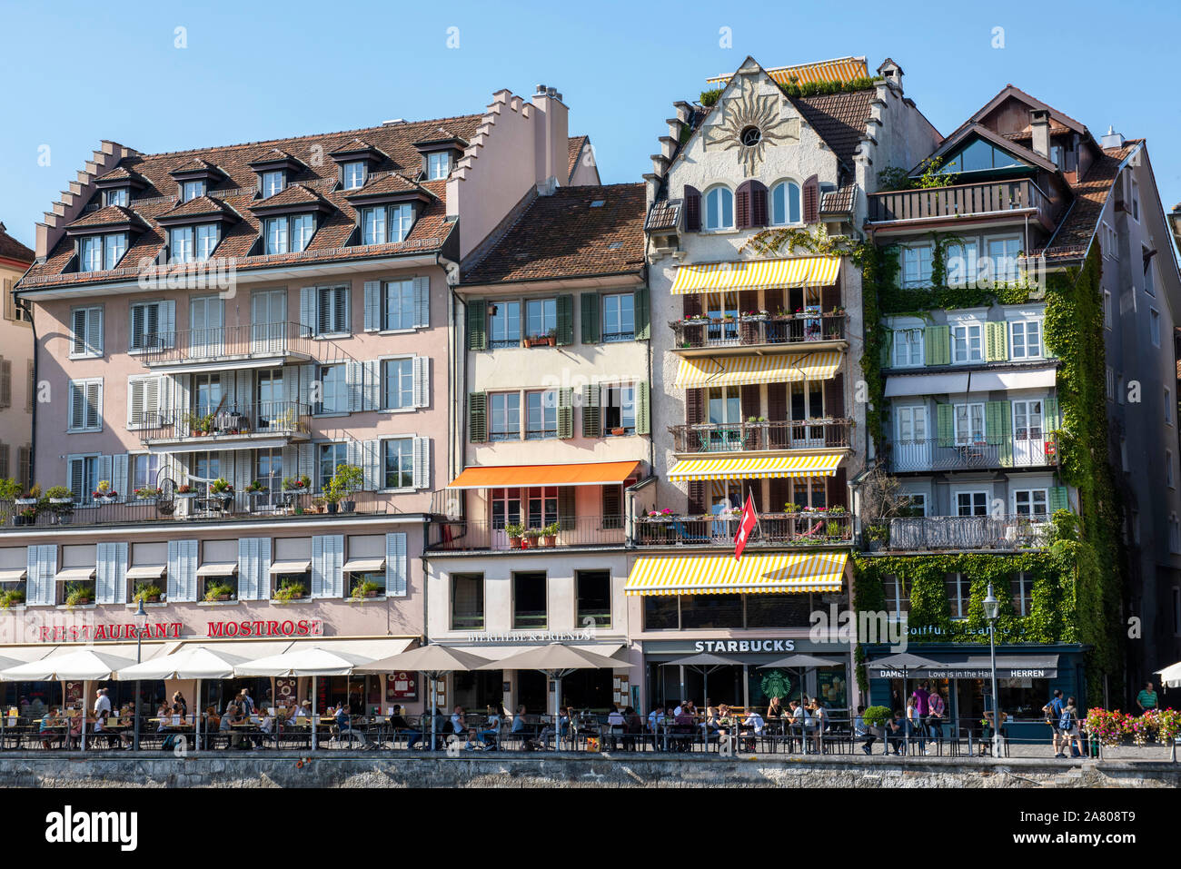 Einem sonnigen Sommertag am Rathausquai in der Stadt Luzern in der Schweiz, in Europa Stockfoto Einem sonnigen Sommertag am Rathausquai in der Stadt Luzern in der Schweiz, in Europa Stockfoto