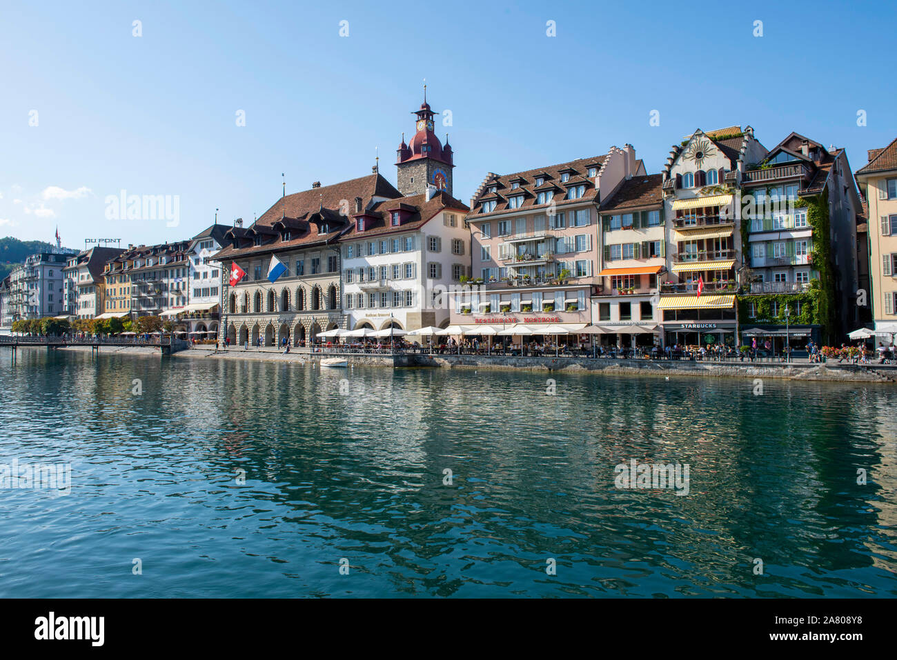 Einem sonnigen Sommertag am Rathausquai in der Stadt Luzern in der Schweiz, in Europa Stockfoto Einem sonnigen Sommertag am Rathausquai in der Stadt Luzern in der Schweiz, in Europa Stockfoto