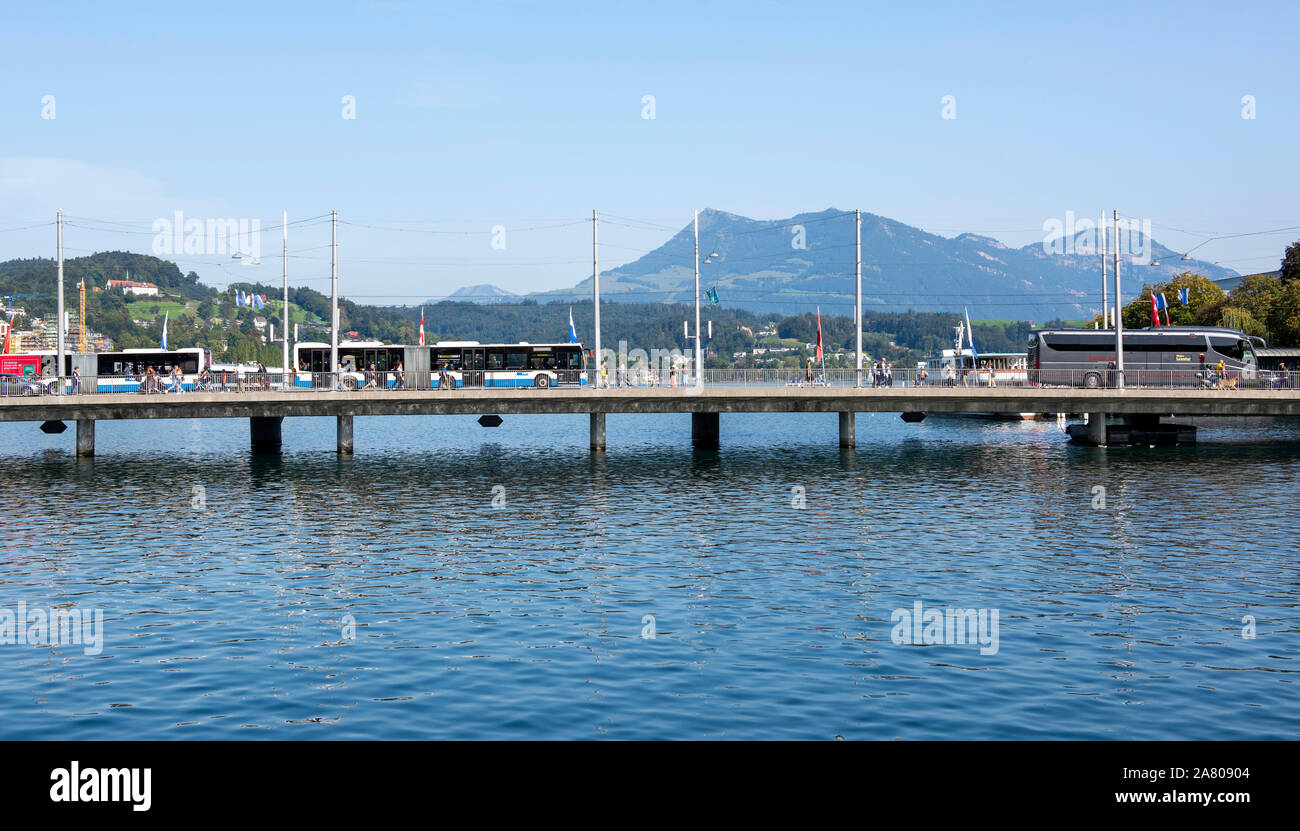 Brücke über die Reuss in der Stadt Luzern in der Schweiz, in Europa Stockfoto Brücke über die Reuss in der Stadt Luzern in der Schweiz, in Europa Stockfoto