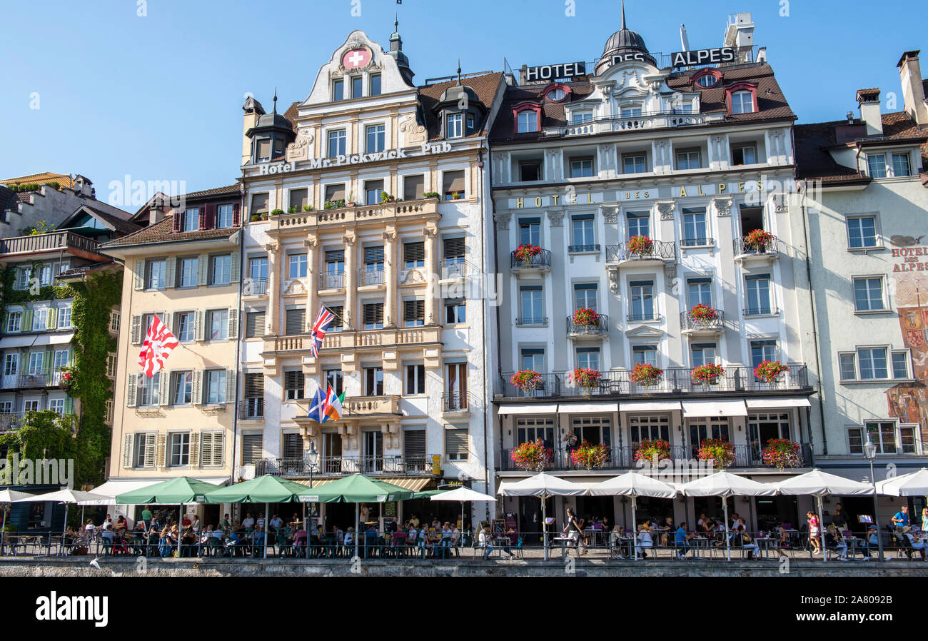 Einem sonnigen Sommertag am Rathausquai in der Stadt Luzern in der Schweiz, in Europa Stockfoto Einem sonnigen Sommertag am Rathausquai in der Stadt Luzern in der Schweiz, in Europa Stockfoto
