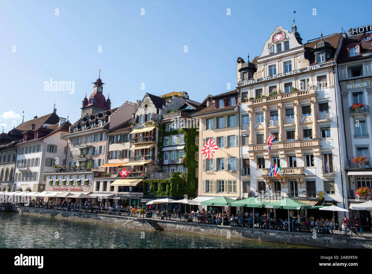 Einem sonnigen Sommertag am Rathausquai in der Stadt Luzern in der Schweiz, in Europa Stockfoto Einem sonnigen Sommertag am Rathausquai in der Stadt Luzern in der Schweiz, in Europa Stockfoto