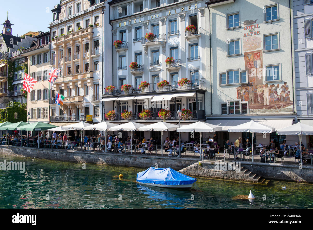 Einem sonnigen Sommertag am Rathausquai in der Stadt Luzern in der Schweiz, in Europa Stockfoto Einem sonnigen Sommertag am Rathausquai in der Stadt Luzern in der Schweiz, in Europa Stockfoto