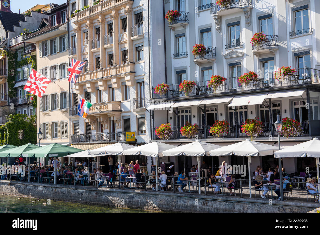 Einem sonnigen Sommertag am Rathausquai in der Stadt Luzern in der Schweiz, in Europa Stockfoto Einem sonnigen Sommertag am Rathausquai in der Stadt Luzern in der Schweiz, in Europa Stockfoto