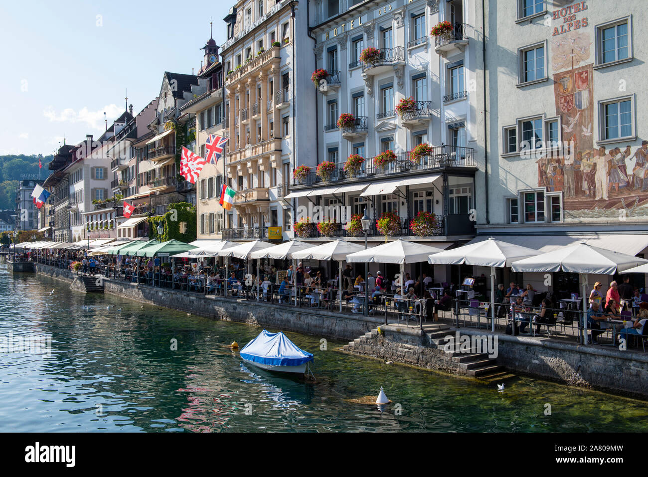 Einem sonnigen Sommertag am Rathausquai in der Stadt Luzern in der Schweiz, in Europa Stockfoto Einem sonnigen Sommertag am Rathausquai in der Stadt Luzern in der Schweiz, in Europa Stockfoto