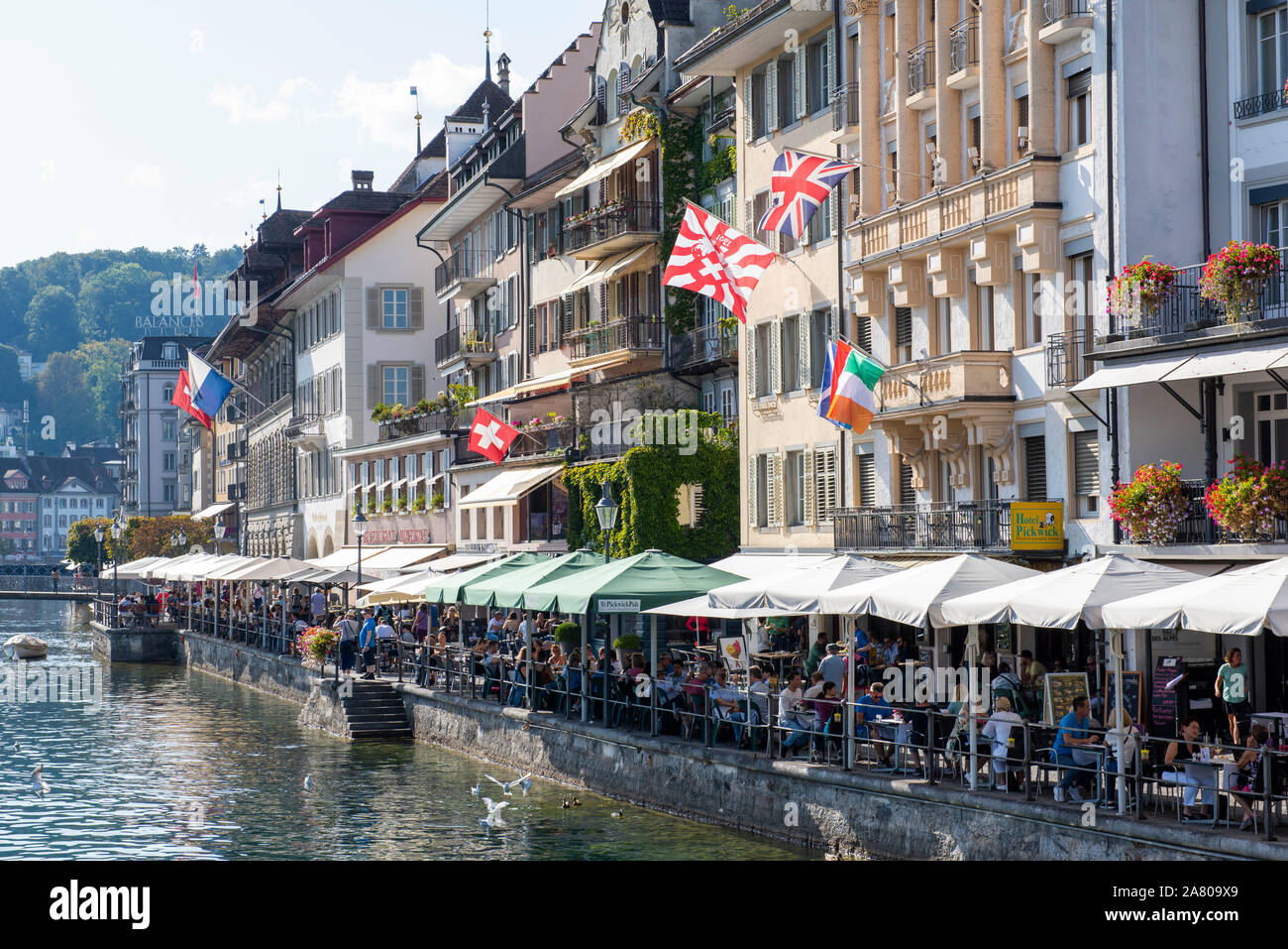 Einem sonnigen Sommertag am Rathausquai in der Stadt Luzern in der Schweiz, in Europa Stockfoto Einem sonnigen Sommertag am Rathausquai in der Stadt Luzern in der Schweiz, in Europa Stockfoto