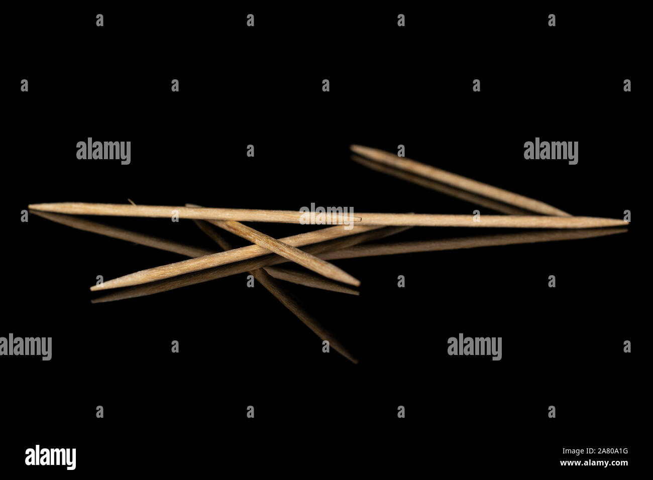 Gruppe von fünf ganze Holz braun Zahnstocher auf schwarzem Glas isoliert Stockfoto