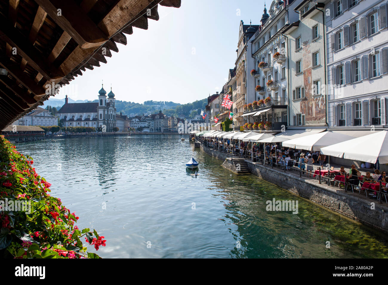 Blick von der Kapellbrücke (Kapellbrücke) an einem Sommertag in der Stadt Luzern in der Schweiz, in Europa Stockfoto Blick von der Kapellbrücke (Kapellbrücke) an einem Sommertag in der Stadt Luzern in der Schweiz, in Europa Stockfoto