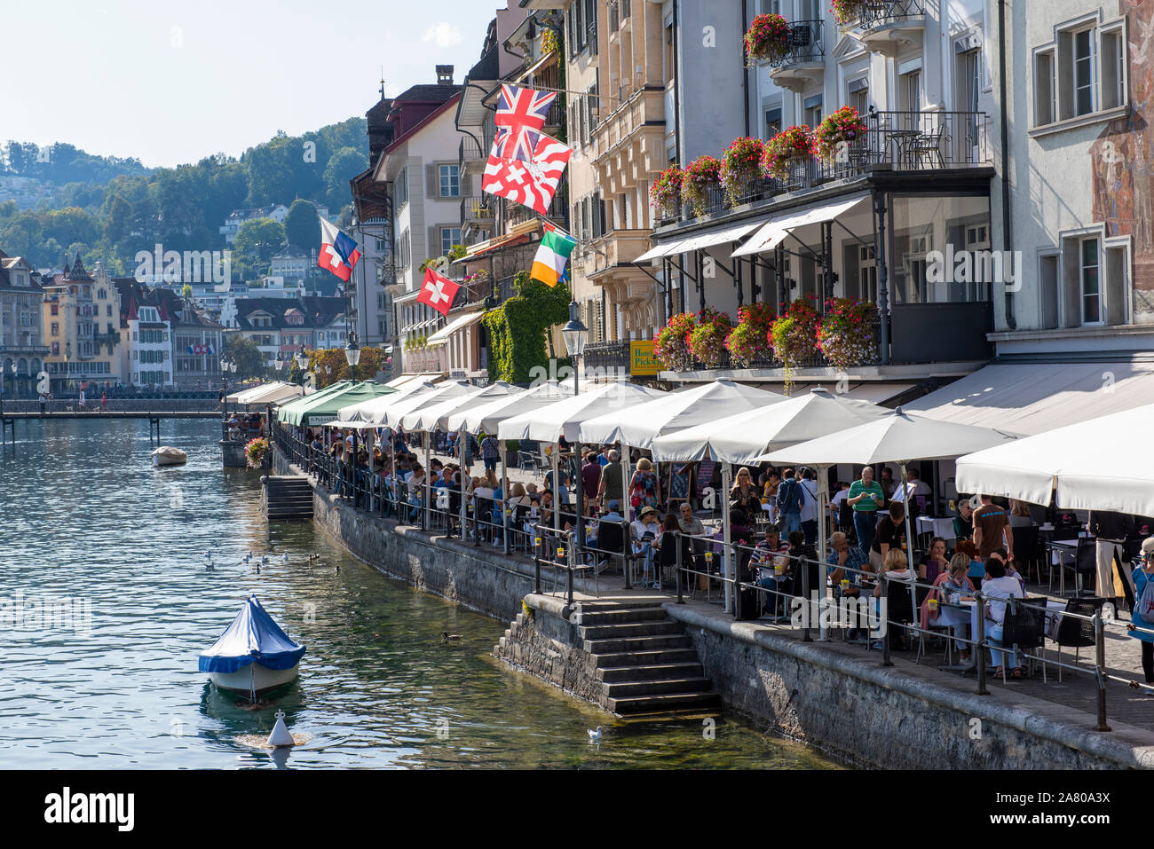 Einem sonnigen Sommertag am Rathausquai in der Stadt Luzern in der Schweiz, in Europa Stockfoto Einem sonnigen Sommertag am Rathausquai in der Stadt Luzern in der Schweiz, in Europa Stockfoto