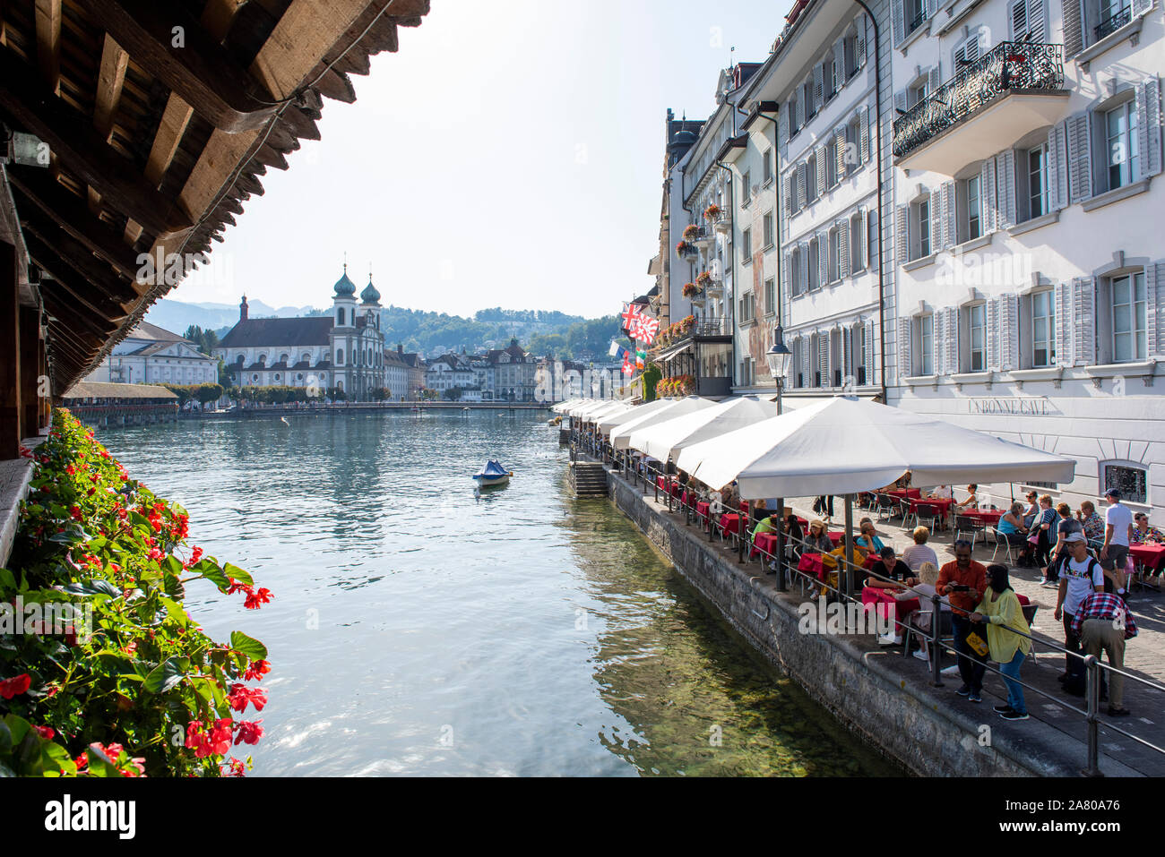 Blick von der Kapellbrücke (Kapellbrücke) an einem Sommertag in der Stadt Luzern in der Schweiz, in Europa Stockfoto Blick von der Kapellbrücke (Kapellbrücke) an einem Sommertag in der Stadt Luzern in der Schweiz, in Europa Stockfoto