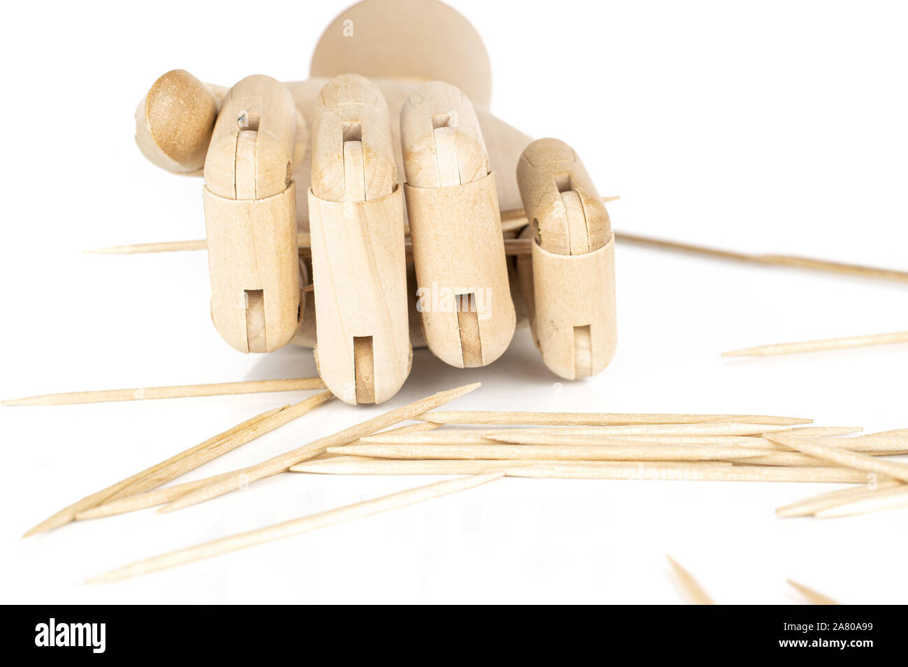 Viele der gesamten gemeinsamen Holz braun Zahnstocher mit hölzernen Hand auf weißem Hintergrund Stockfoto