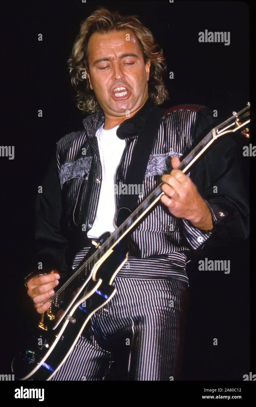 Ausländer auf der Bühne im Wembley Arena, London 1985: der Gitarrist Mick Jones Stockfoto