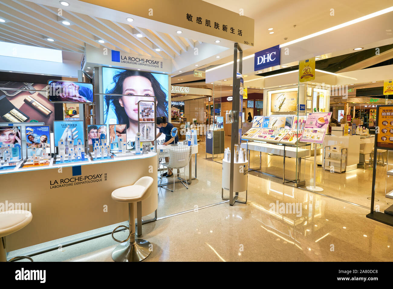 SHENZHEN, China - ca. April 2019: La Roche-Posay Laboratoire Dermatologique auf ein Einkaufszentrum in Shenzhen Stockfoto