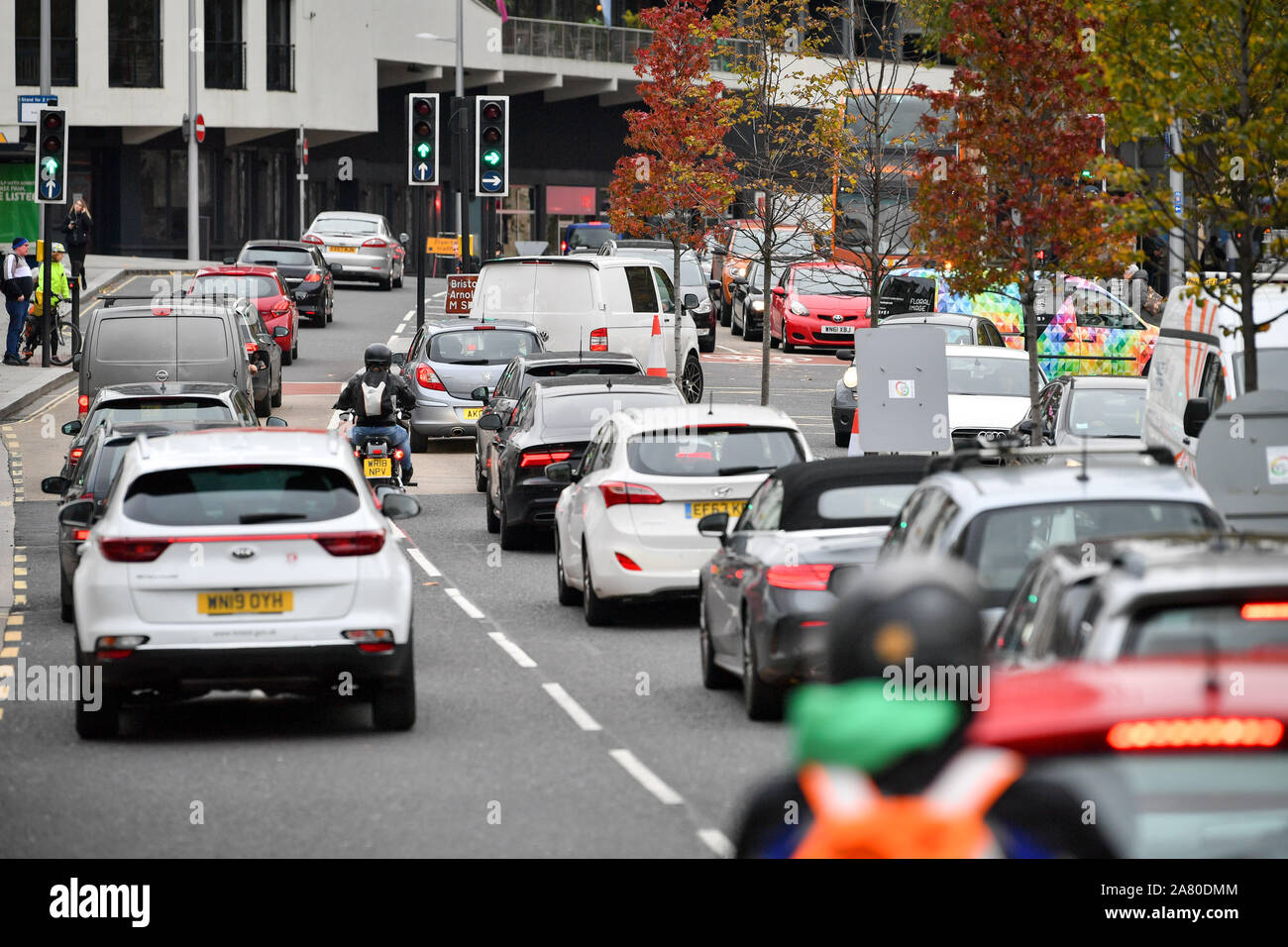 Verkehr in der Anchor Road im Stadtzentrum von Bristol, Bristol könnte als erste Stadt des Vereinigten Königreichs ein Verbot von Dieselfahrzeugen einführen, um die Luftqualität zu verbessern, nachdem das Kabinett des rates abgestimmt hat, das auf einer Tagung am 5. November um die Annahme des Vorschlags für die Luftzone gebeten wird. Stockfoto