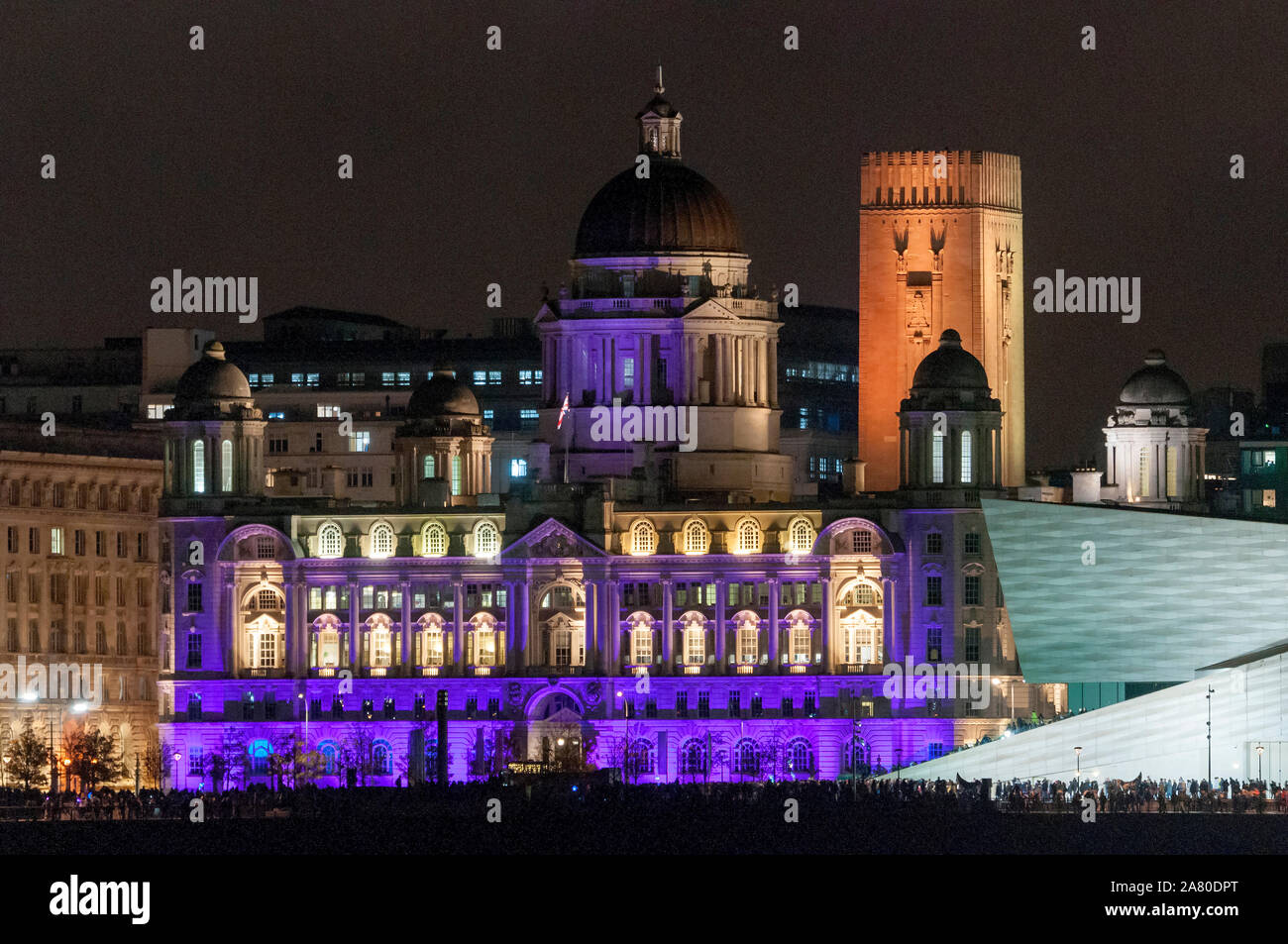 Mersey Hafen und Dock Gebäude bei Nacht. Stockfoto
