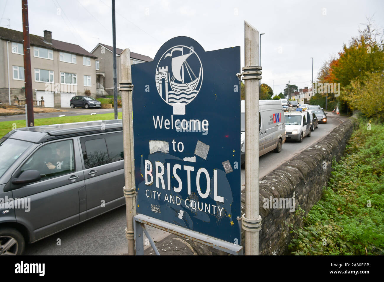 Der Verkehr verlässt und gelangt nach Bristol, die nach einer Abstimmung des ratskabinetts, das auf einer Tagung am 5. November um die Annahme des Vorschlags für eine saubere Luftverkehrszone gebeten wird, die erste Stadt Großbritanniens sein könnte, die ein Verbot von Dieselfahrzeugen zur Verbesserung der Luftqualität einführt. PA-Foto. Bilddatum: Dienstag, 5. November 2019. Die Fahrzeuge werden vom Betreten eines zentralen Bereichs der Stadt zwischen 7 und 15 Uhr jeden Tag im Rahmen von Vorschlägen des Bristol City Council verboten. Eine breitere Gebührenzone für Nutzfahrzeuge wie Busse, Taxis, Lieferwagen und Lastwagen, die bestimmte Emissionsnormen nicht erfüllen, ist Teil von Stockfoto