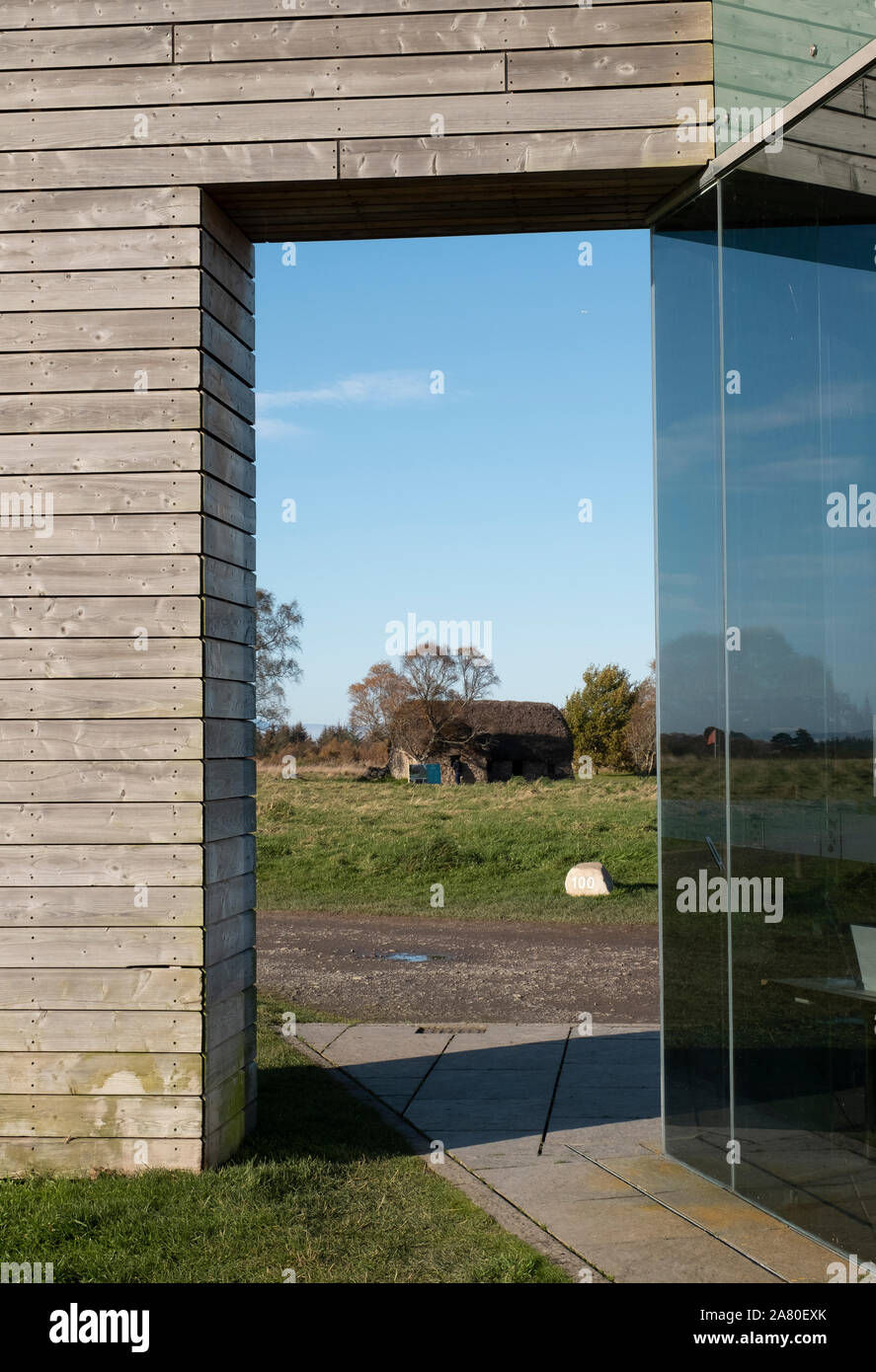 Abschnitt des Culloden Moor Besucherzentrum mit Leanach cottage in den Hintergrund, die Website wird von der National Trust für Schottland. Stockfoto