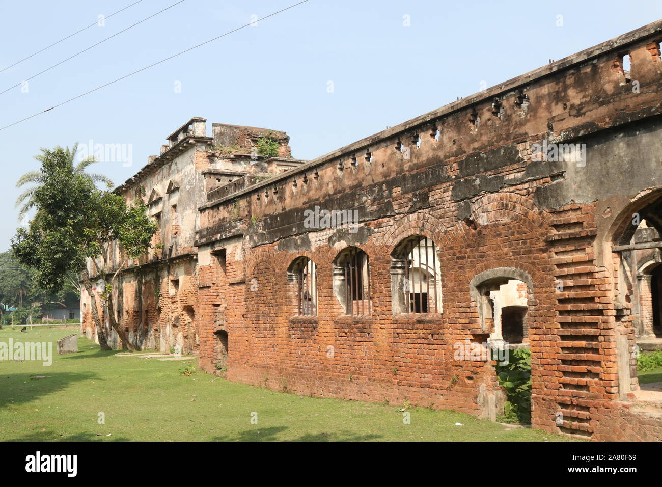 Geschichte von Bangladesch erklärte, dass viele alte Gebäude in diesem Land gemacht hatte. Teota Palace, Teota, Manikgan, Dhaka, Bangladesch ist einer von ihnen. Seerose ist die nationale Blume der Banglades. Stockfoto