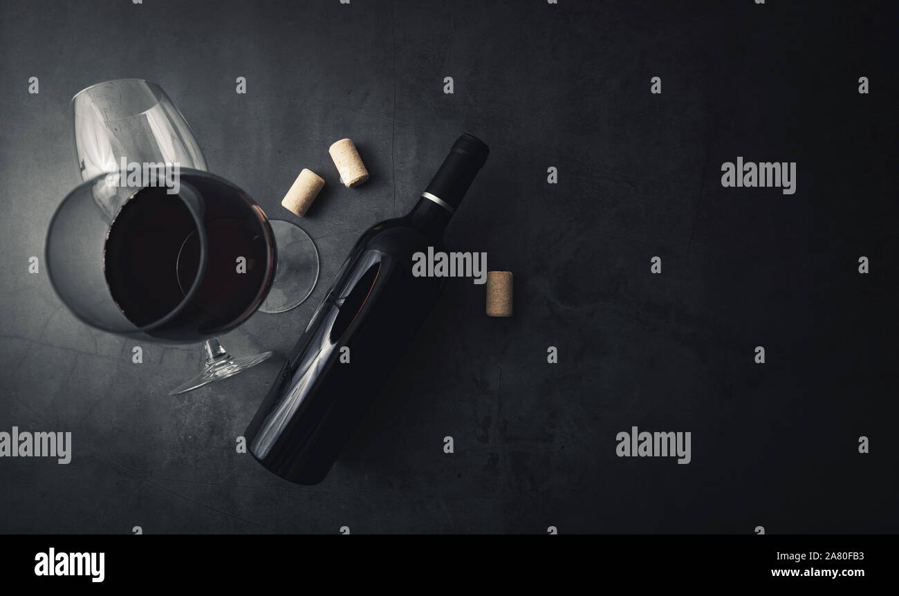 Rotwein Flasche und Glas auf schwarzen Stein Hintergrund mit Kopie Raum Stockfoto