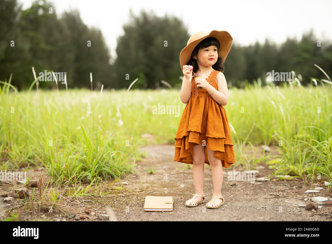 Lächelnd kleinen niedlichen Kind Baby Mädchen leichtes Kleid zu Fuß läuft Stockfoto