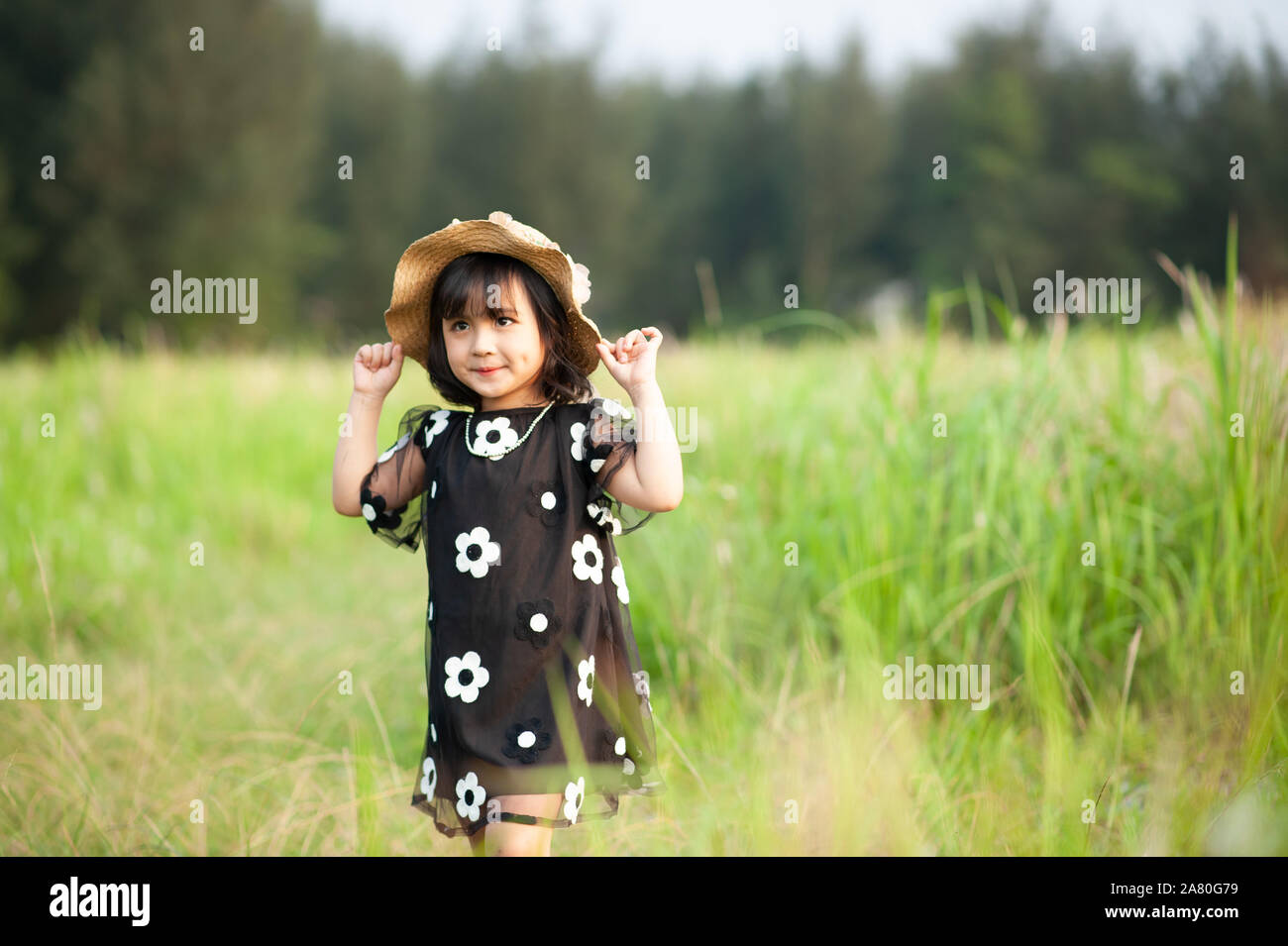 Lächelnd kleinen niedlichen Kind Baby Mädchen leichtes Kleid zu Fuß läuft Stockfoto
