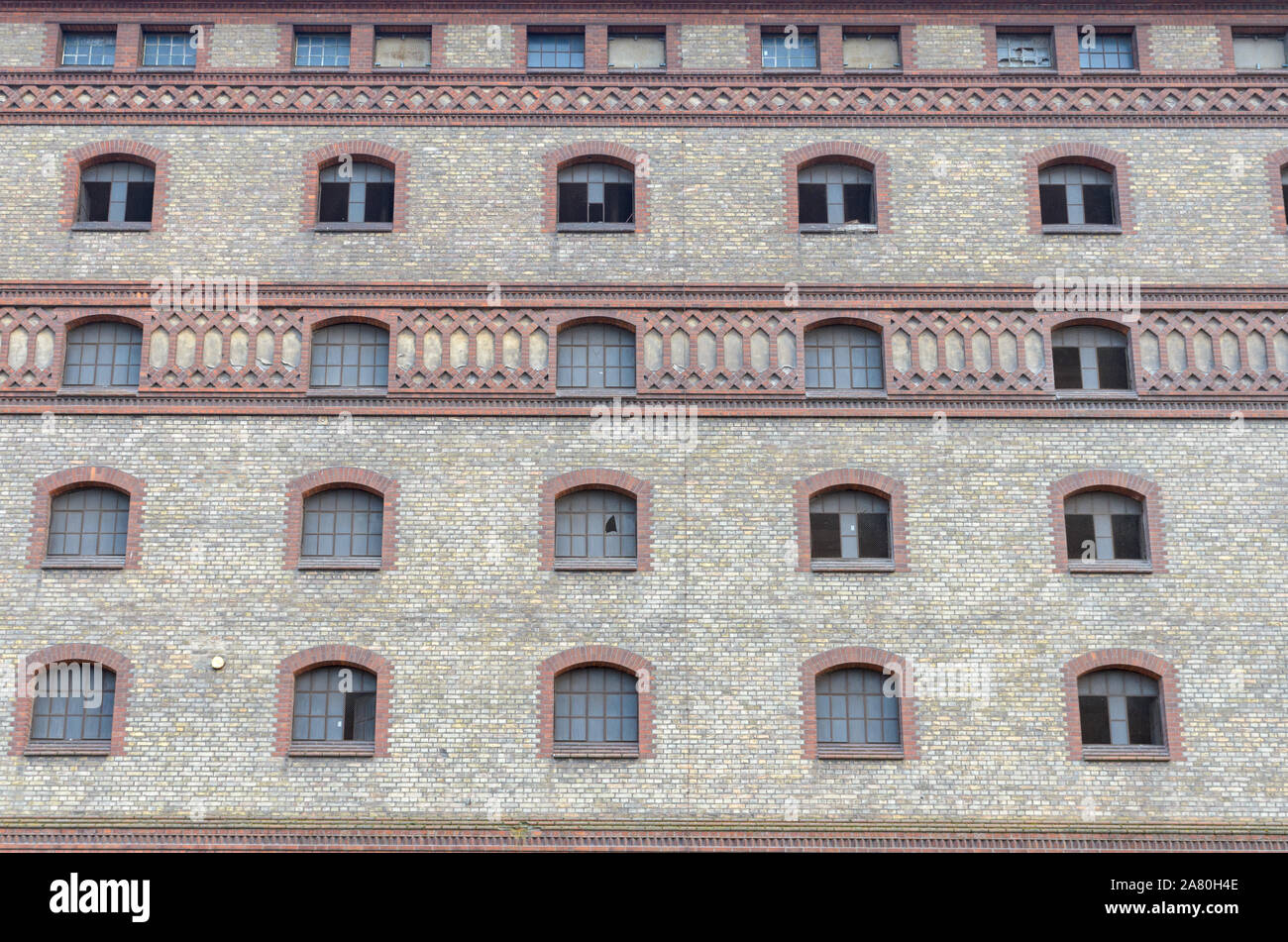 Die aussenfassade eines Ziegelfabrik oder kommerzielle Gebäude mit Bogenfenstern in einem niedrigen Winkel anzeigen Stockfoto
