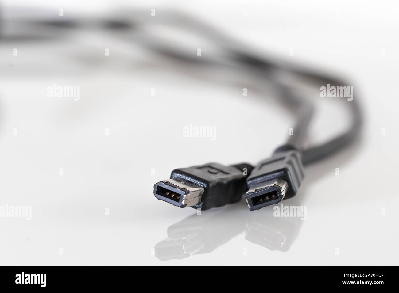 Schneiden Sie ein FireWire-Kabel Stockfoto