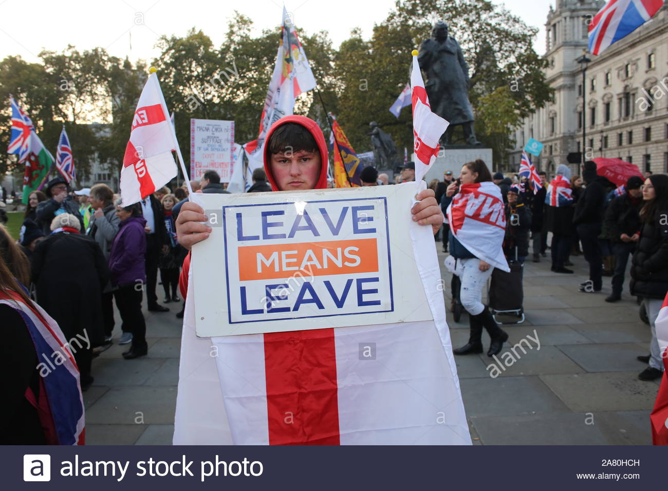 Ein Urlaub bedeutet verlassen. März fand in Westminster am 31. Oktober aus Protest gegen den Ausfall Brexit zu liefern. Es gab eine starke Polizeipräsenz an die Protest- und Verhaftungen vorgenommen wurden. Hier ein junger Mann posiert für die Kamera. Stockfoto