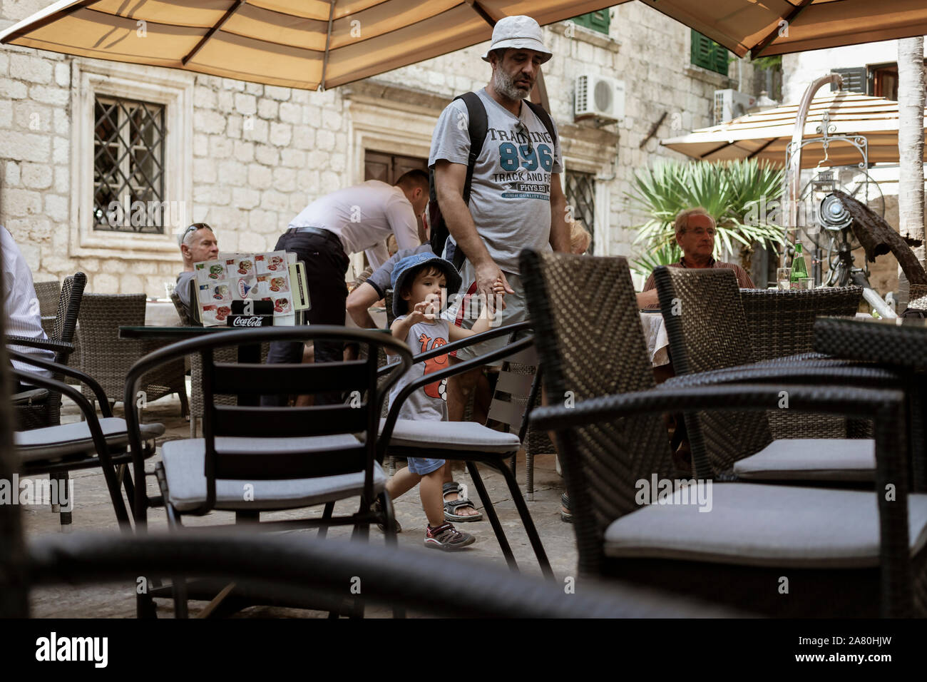 Montenegro, 20, 27, Sept 18, 2019: Vater mit kleinen Sohn in einem Coffee Shop in Kotor Stockfoto