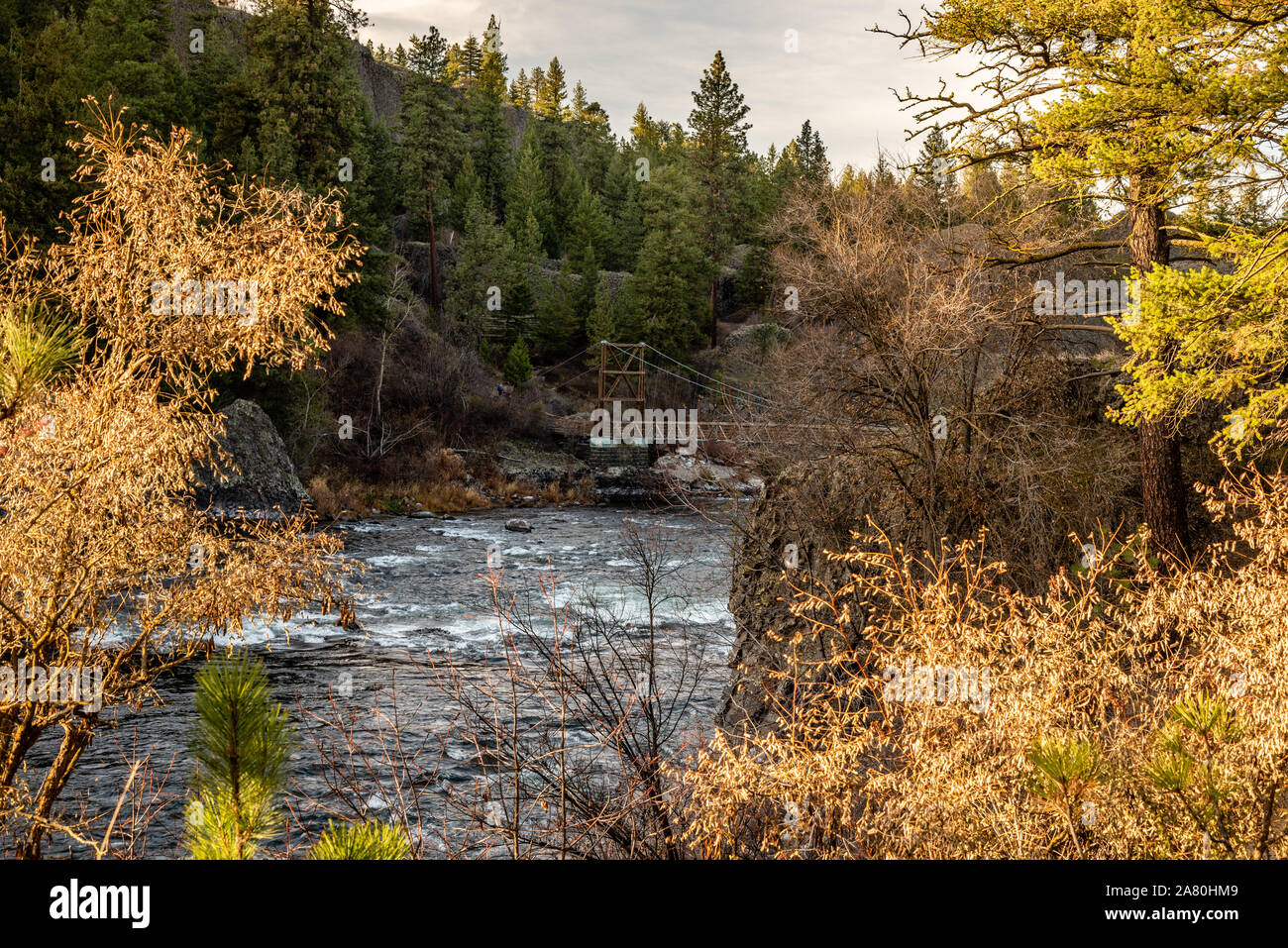 Holzsteg überspannt den Spokane River Stockfoto