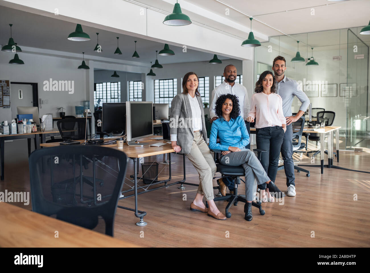 Vielfältige Gruppe von lächelnden Geschäftsleute, die die Arbeit in einem Büro Stockfoto