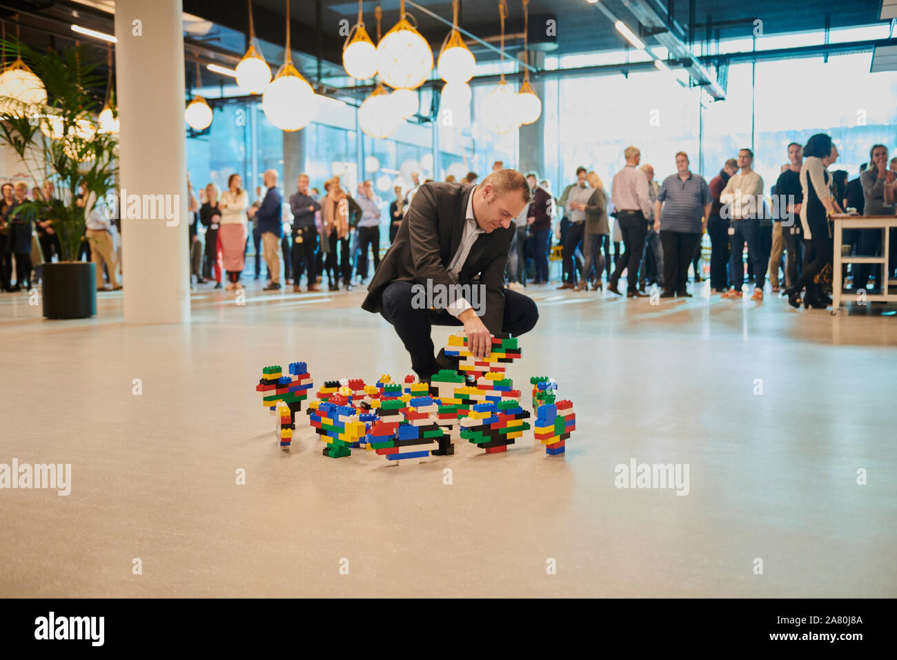Lego Mitarbeiter Gebäude Lego Herausforderung Stockfoto