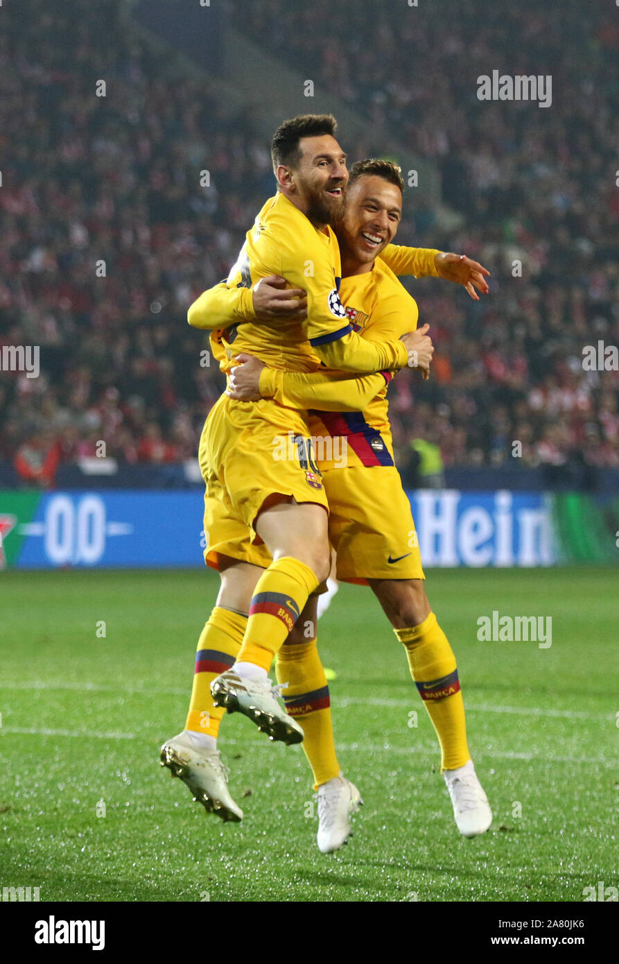 Prag, Tschechien - Oktober 23, 2019: Lionel Messi und Arthur von Barcelona feiern, nachdem zählte ein Ziel während der UEFA Champions League Spiel gegen Slavia Praha am Eden Arena in Prag. Barca gewann 2-1 Stockfoto