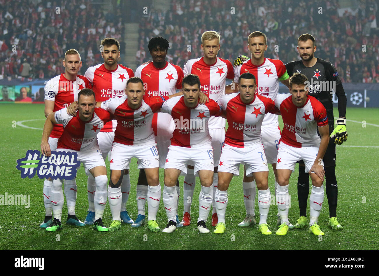 Prag, Tschechien - Oktober 23, 2019: Slavia Praha Spieler posieren für ein Gruppenfoto vor dem UEFA Champions League Spiel gegen Barcelona im Eden Arena in Prag, Tschechische Republik Stockfoto